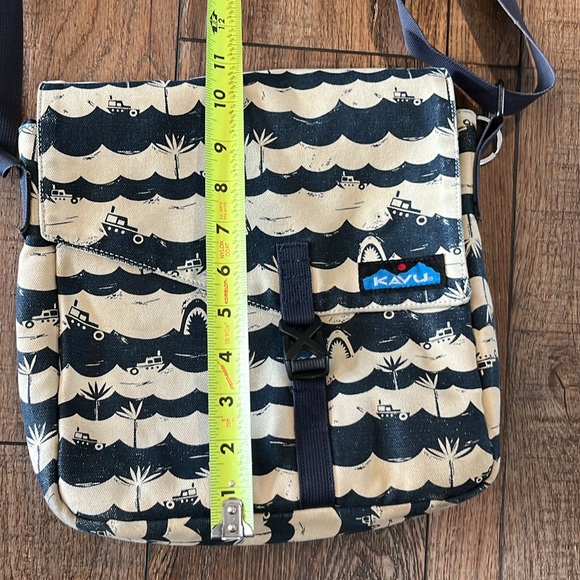 Kavu Navy and Beige ocean Patterned Messenger Bag - Picture 8 of 9